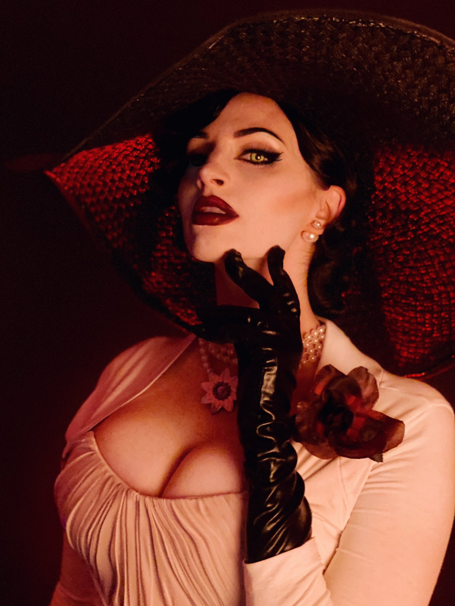 國外禦姐COS《獵天使魔女》貝姐：完美還原傲人身材！