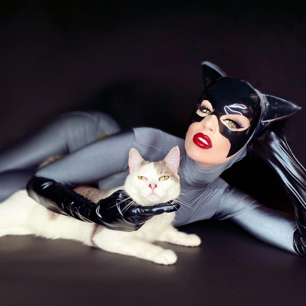 國外禦姐COS《獵天使魔女》貝姐：完美還原傲人身材！