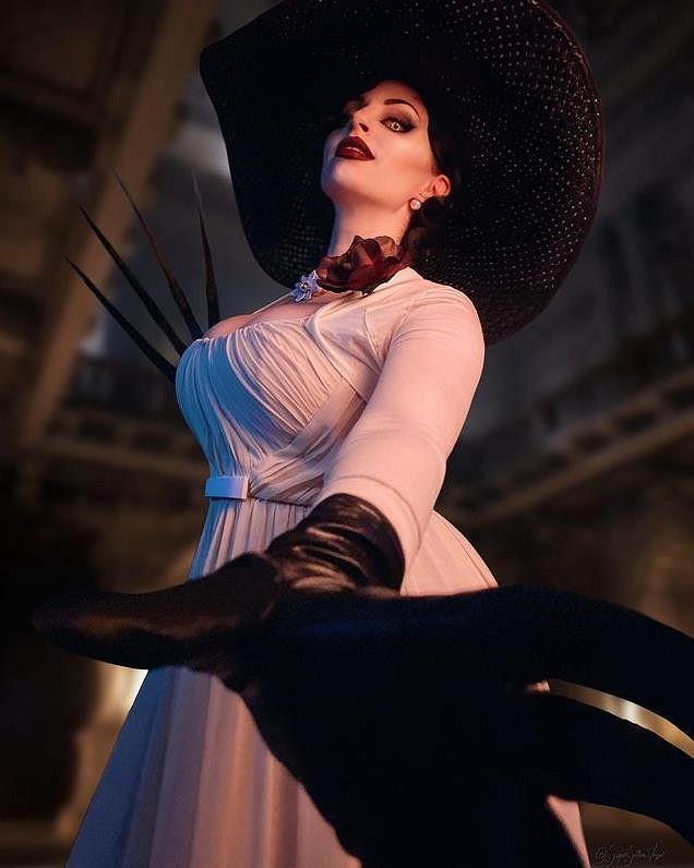 國外禦姐COS《獵天使魔女》貝姐：完美還原傲人身材！