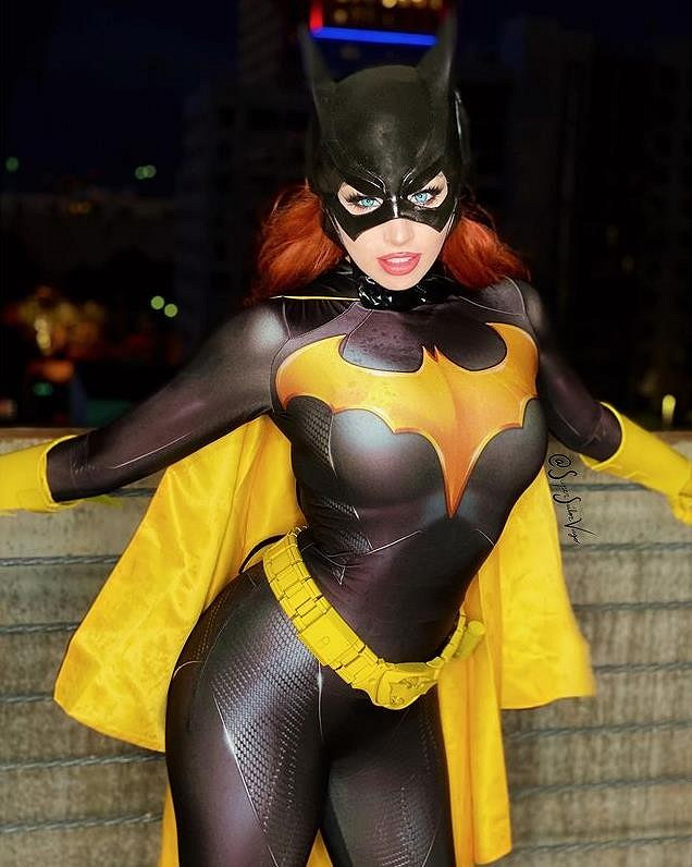 國外禦姐COS《獵天使魔女》貝姐：完美還原傲人身材！