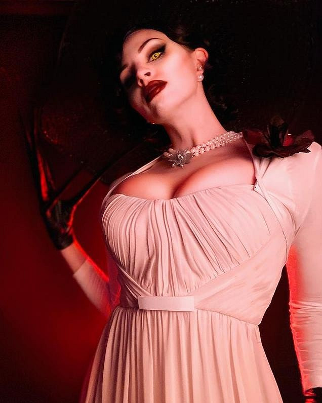 國外禦姐COS《獵天使魔女》貝姐：完美還原傲人身材！