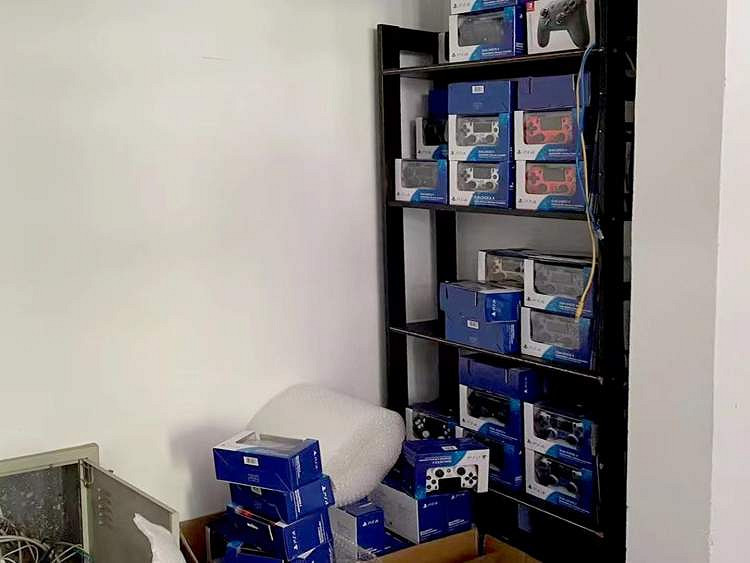 上海警方搗毀假手把窩點:涉案40萬、假手把1800餘個! 上海警方搗毀假手把窩點:涉案40萬、假手把1800餘個!