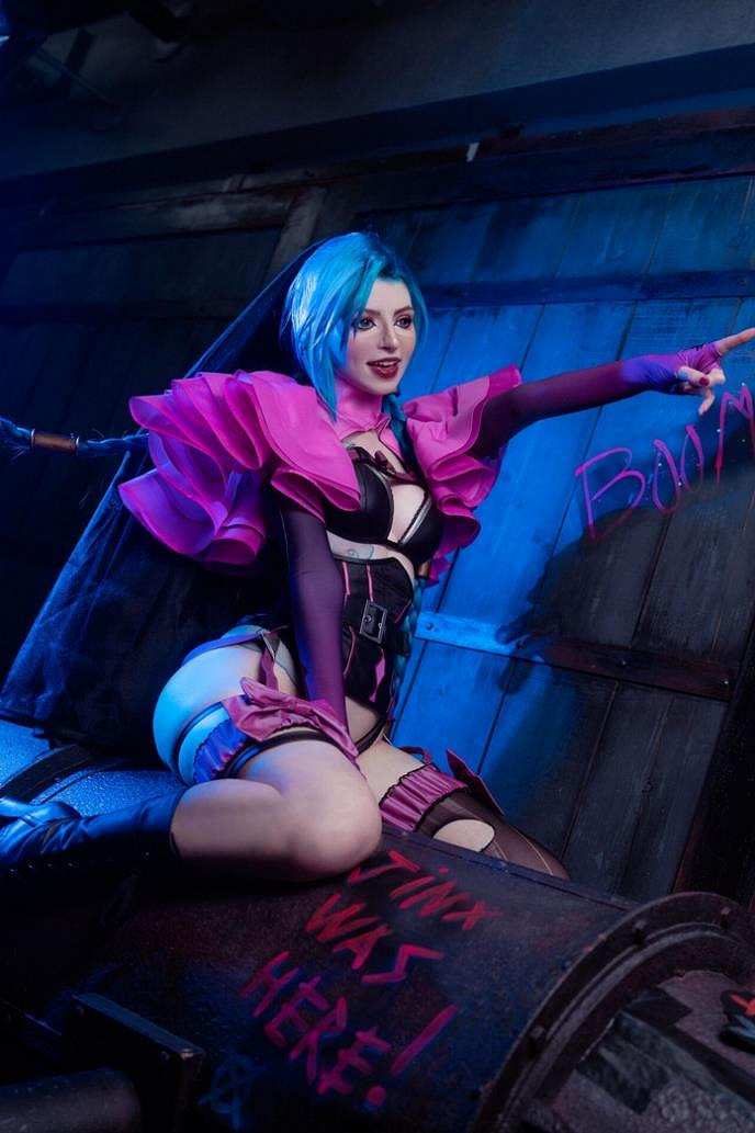 英妹COS《英雄聯盟》金克斯:自創新娘破洞絲襪裝! 英妹COS《英雄聯盟》金克斯:自創新娘破洞絲襪裝!