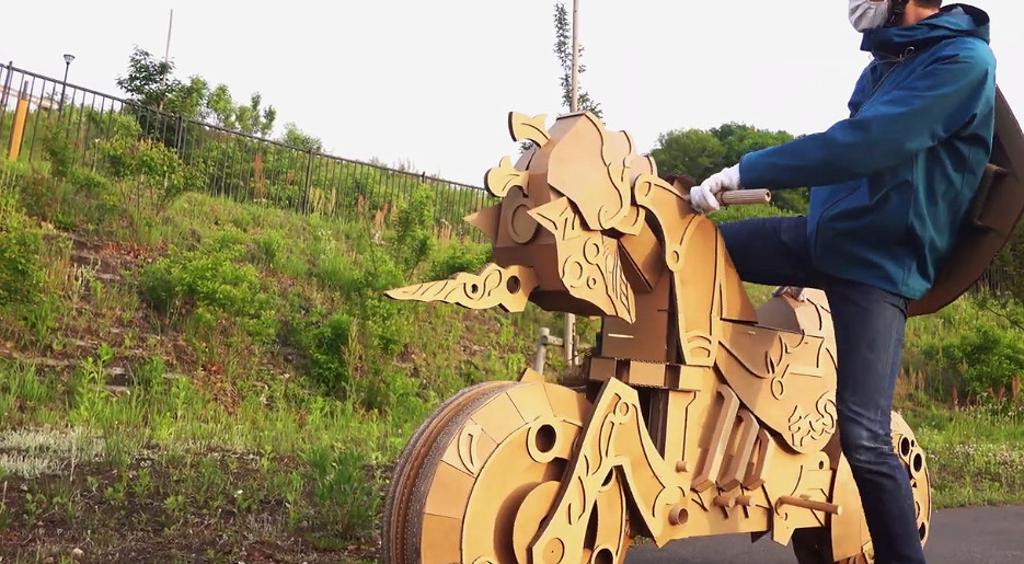 高玩展示全紙殼製薩爾達零式摩托 酷炫還原還可騎乘 高玩展示全紙殼製薩爾達零式摩托 酷炫還原還可騎乘