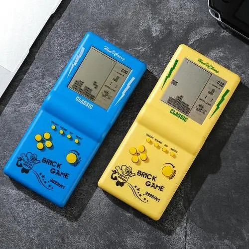 俄羅斯方塊掌機究竟能小到什麽程度？看看你的指甲蓋