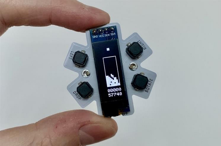 俄羅斯方塊掌機究竟能小到什麽程度？看看你的指甲蓋