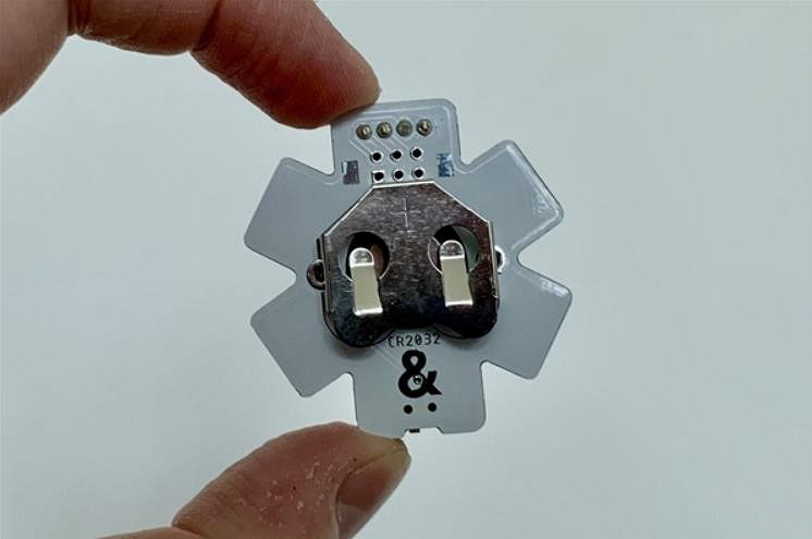 俄羅斯方塊掌機究竟能小到什麽程度？看看你的指甲蓋