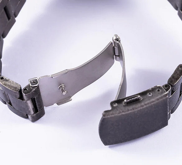 《烙印勇士》主題全新腕表 格斯與格裡菲斯黑白色調 《烙印勇士》主題全新腕表 格斯與格裡菲斯黑白色調