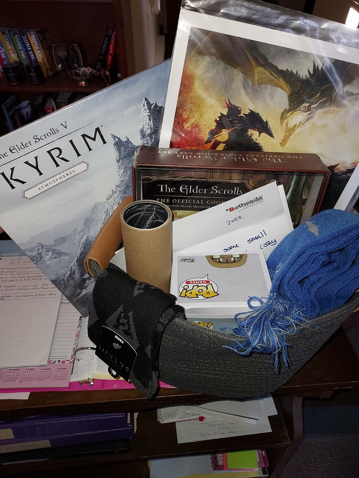 羨慕了 天際老奶奶收到了B社的《上古卷軸》周邊大禮包