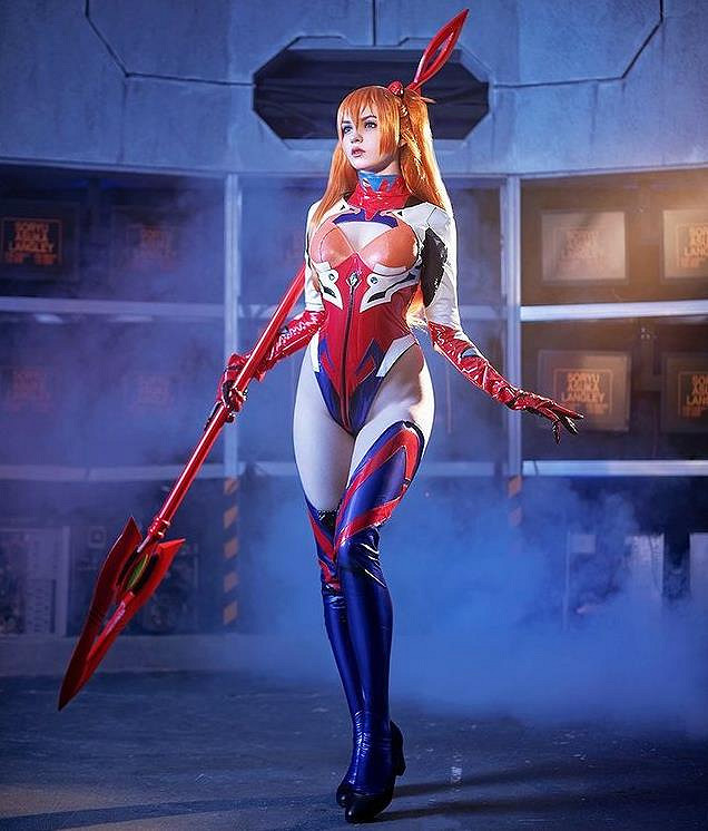 性感身材加上漫畫臉!俄妹COS《斬服少女》女主纏流子 性感身材加上漫畫臉!俄妹COS《斬服少女》女主纏流子