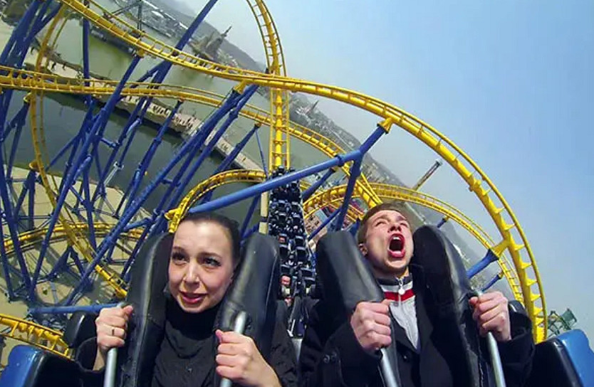 當沉浸式體驗遇上雲霄飛車,氣氛一下子不對勁了起來… 當沉浸式體驗遇上雲霄飛車,氣氛一下子不對勁了起來…