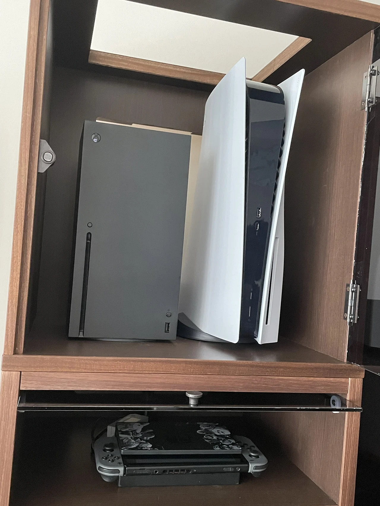 太羨慕這一櫃子了!櫻井政博推特曬自家新的遊戲機櫃 太羨慕這一櫃子了!櫻井政博推特曬自家新的遊戲機櫃