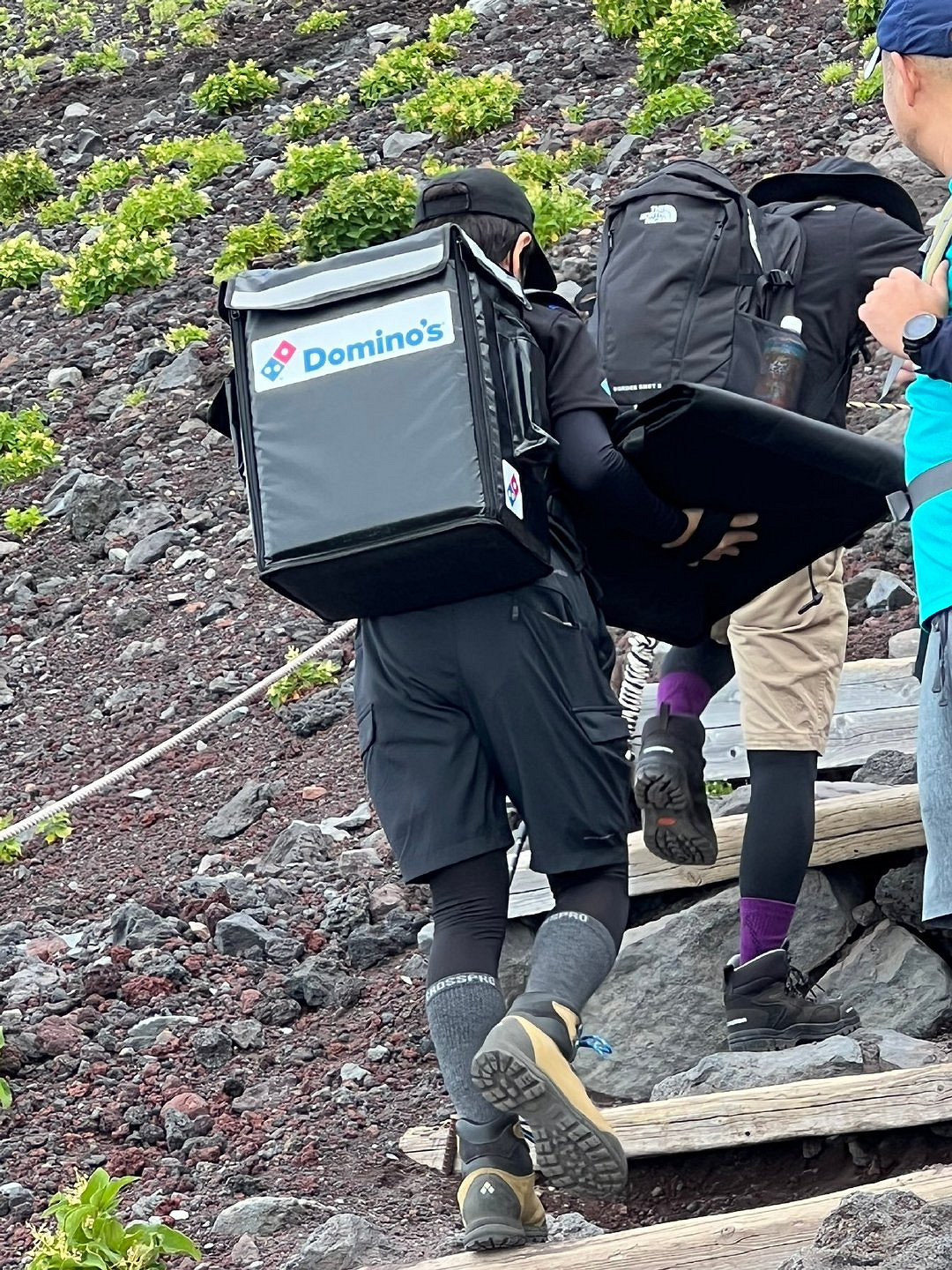 小島秀夫轉推外賣小哥照片：真人版《死亡擱淺》來了！