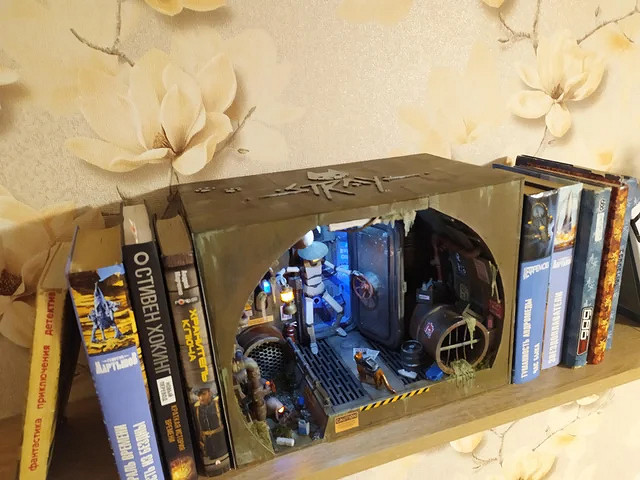 逼真還原!大神製作貓貓冒險遊戲《Stray》主題書架 逼真還原!大神製作貓貓冒險遊戲《Stray》主題書架