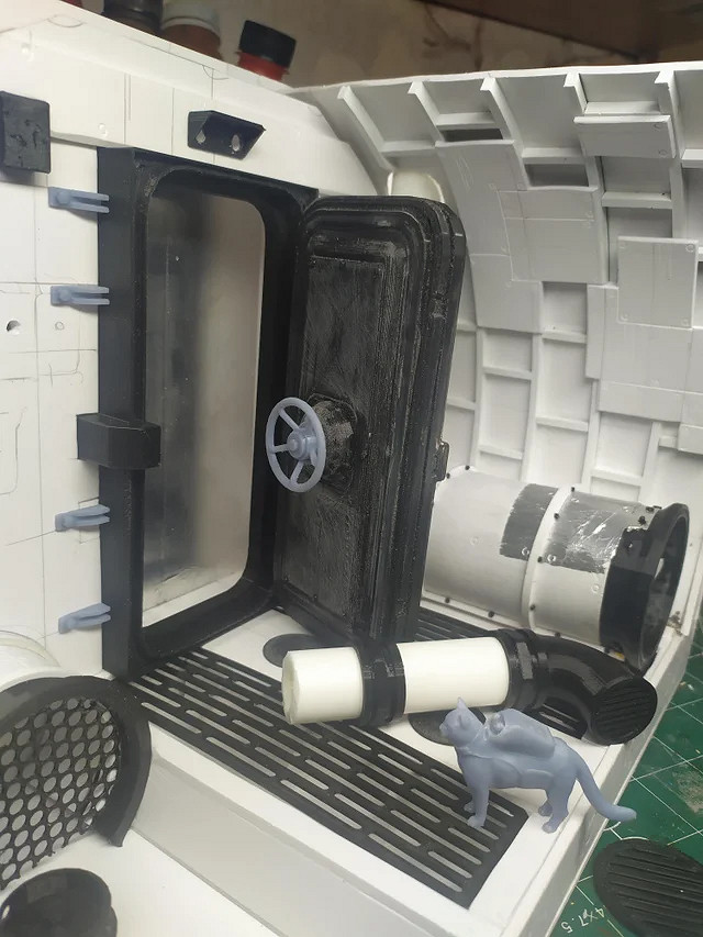 逼真還原!大神製作貓貓冒險遊戲《Stray》主題書架 逼真還原!大神製作貓貓冒險遊戲《Stray》主題書架