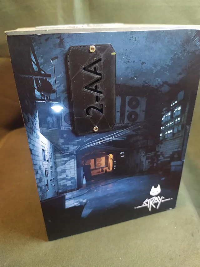 逼真還原!大神製作貓貓冒險遊戲《Stray》主題書架 逼真還原!大神製作貓貓冒險遊戲《Stray》主題書架