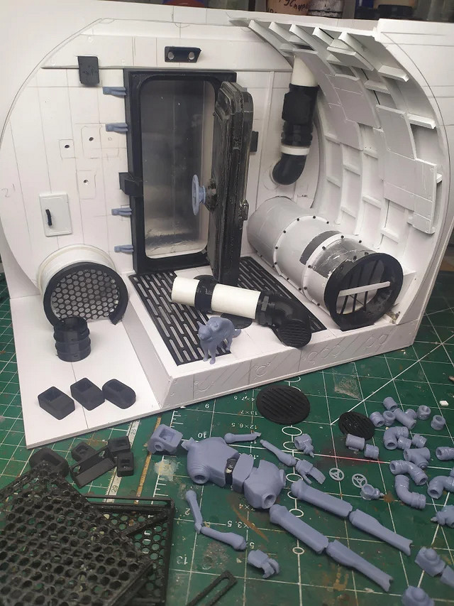 逼真還原!大神製作貓貓冒險遊戲《Stray》主題書架 逼真還原!大神製作貓貓冒險遊戲《Stray》主題書架