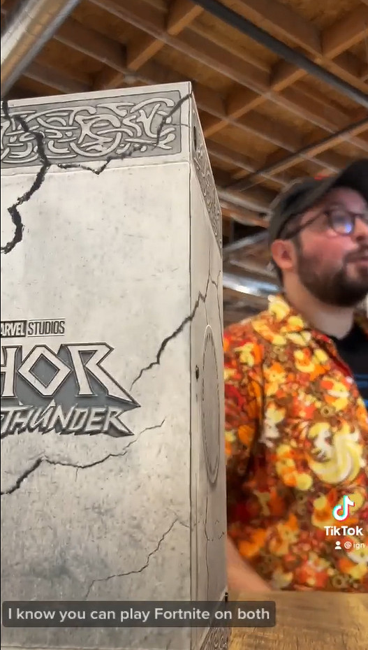 IGN《雷神4》主題XSX開箱 用PS5模仿風暴戰斧吃醋? IGN《雷神4》主題XSX開箱 用PS5模仿風暴戰斧吃醋?