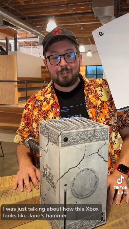 IGN《雷神4》主題XSX開箱 用PS5模仿風暴戰斧吃醋? IGN《雷神4》主題XSX開箱 用PS5模仿風暴戰斧吃醋?