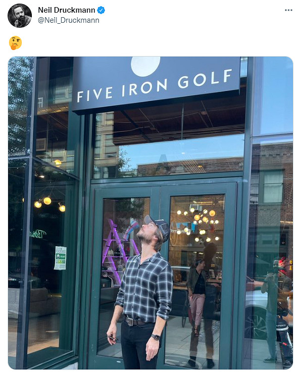 《美末2》編劇尼爾打卡高爾夫俱樂部 遠眺天空甚是愜意 《美末2》編劇尼爾打卡高爾夫俱樂部 遠眺天空甚是愜意