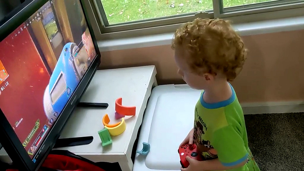 國外4歲小孩玩《APEX》成功吃雞！會堵門會換甲太強啦