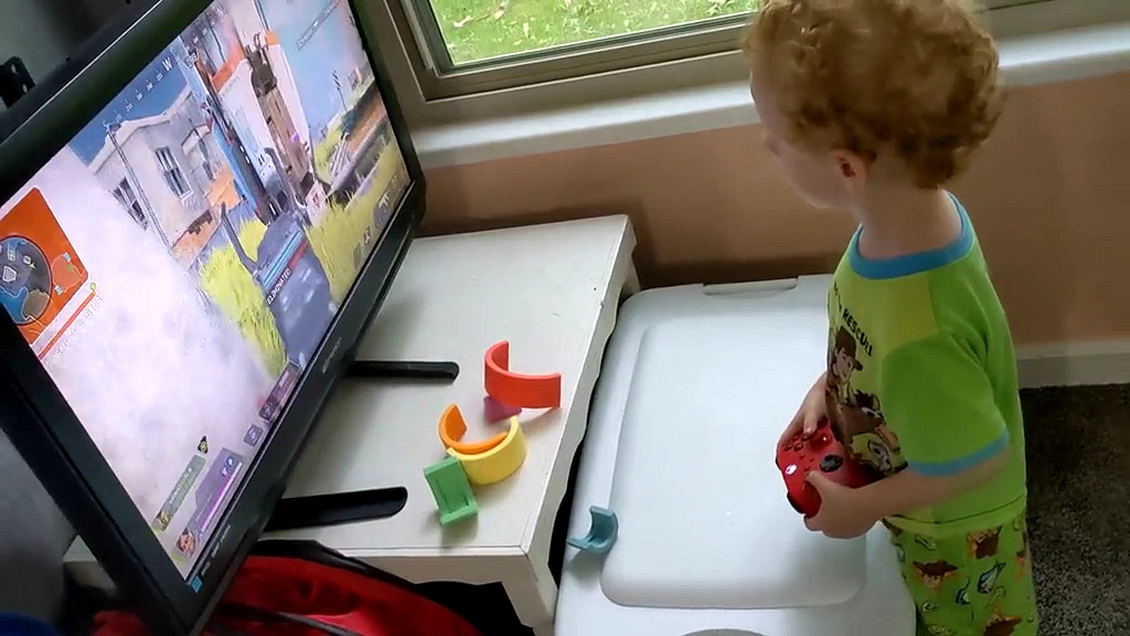 國外4歲小孩玩《APEX》成功吃雞！會堵門會換甲太強啦