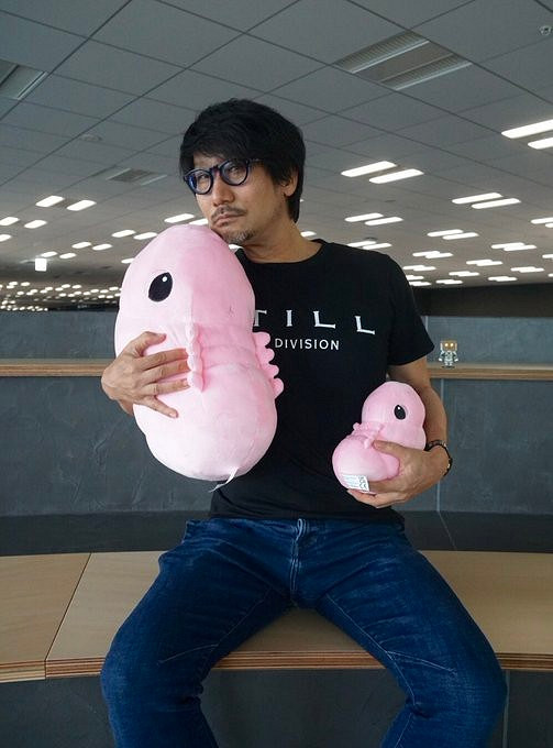 好可愛!小島秀夫曬超大《死亡擱淺》隱生蟲毛絨玩偶 好可愛!小島秀夫曬超大《死亡擱淺》隱生蟲毛絨玩偶