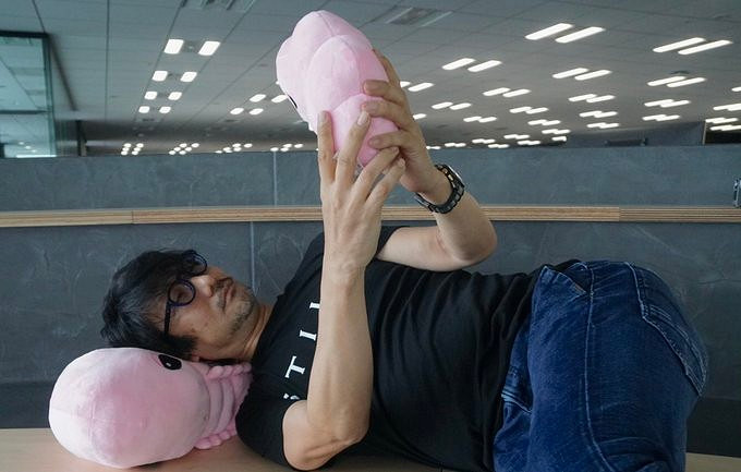 好可愛!小島秀夫曬超大《死亡擱淺》隱生蟲毛絨玩偶 好可愛!小島秀夫曬超大《死亡擱淺》隱生蟲毛絨玩偶