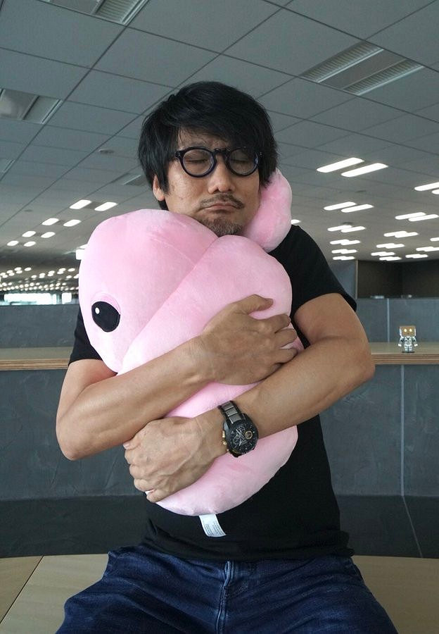 好可愛!小島秀夫曬超大《死亡擱淺》隱生蟲毛絨玩偶 好可愛!小島秀夫曬超大《死亡擱淺》隱生蟲毛絨玩偶