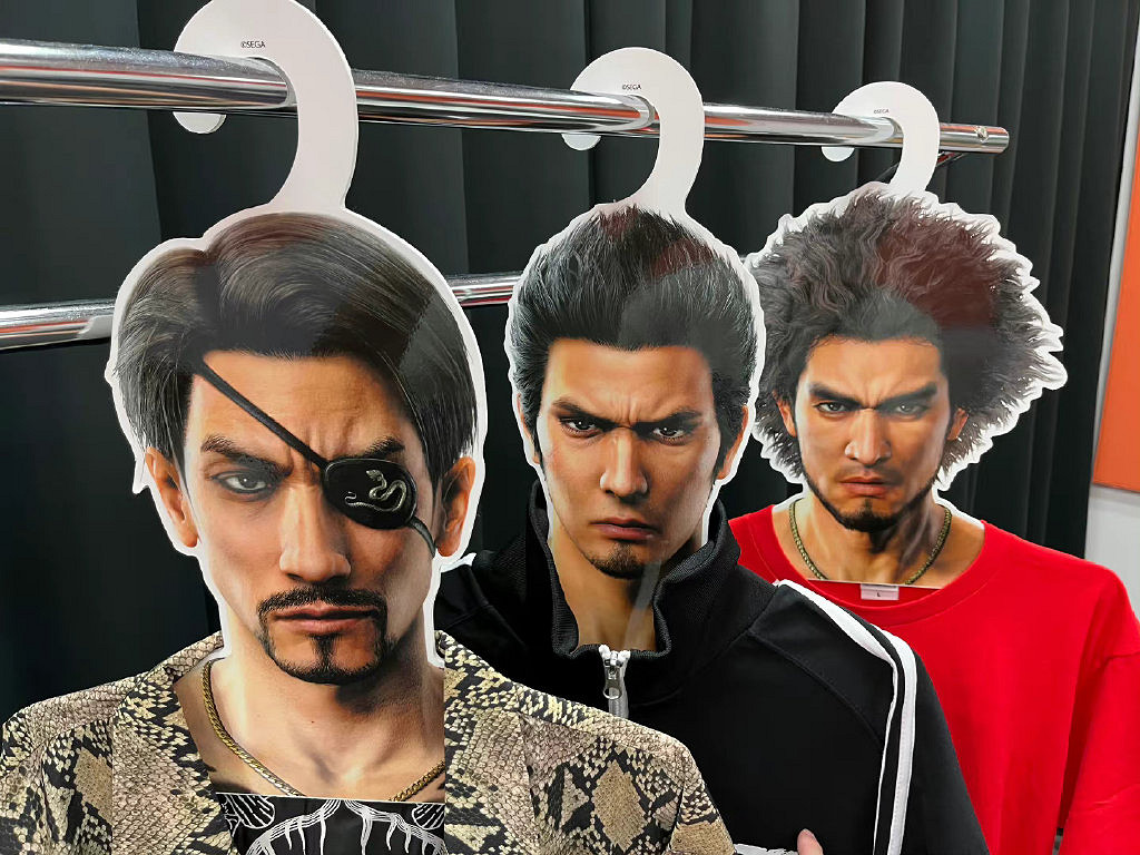 黑幫大佬請穿衣!《如龍》新周邊衣架、背景板、立牌 黑幫大佬請穿衣!《如龍》新周邊衣架、背景板、立牌