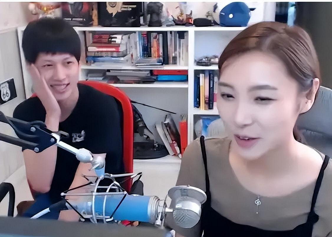 雙人模式已開啟!人氣主播“女流”曬與YJJ結婚證! 雙人模式已開啟!人氣主播“女流”曬與YJJ結婚證!