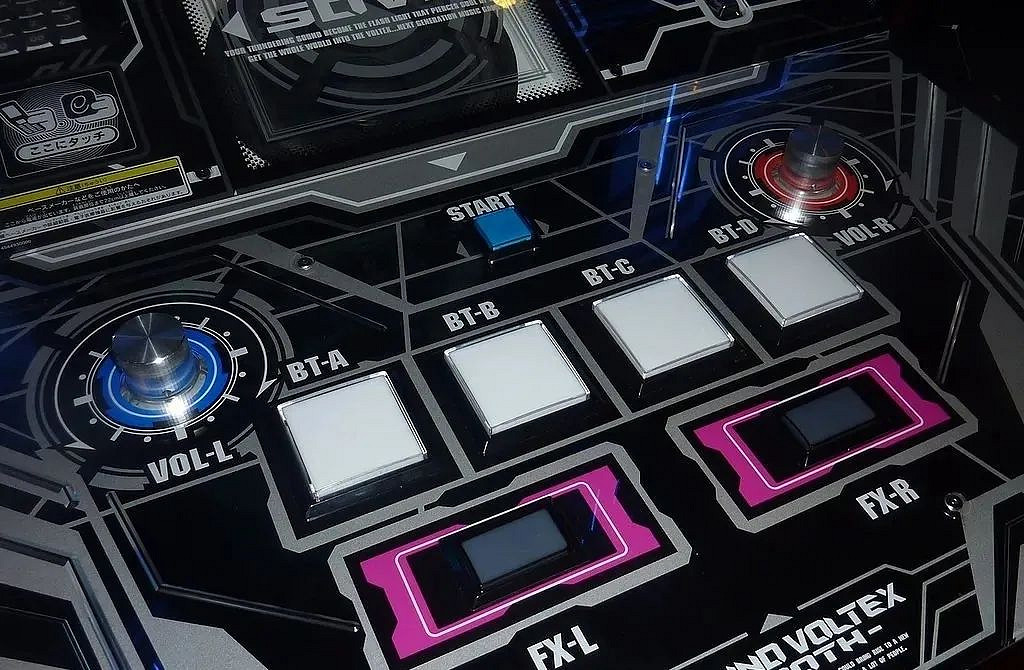 還記得風靡全球的跳舞機嗎 時至今日仍然是街機廳主力