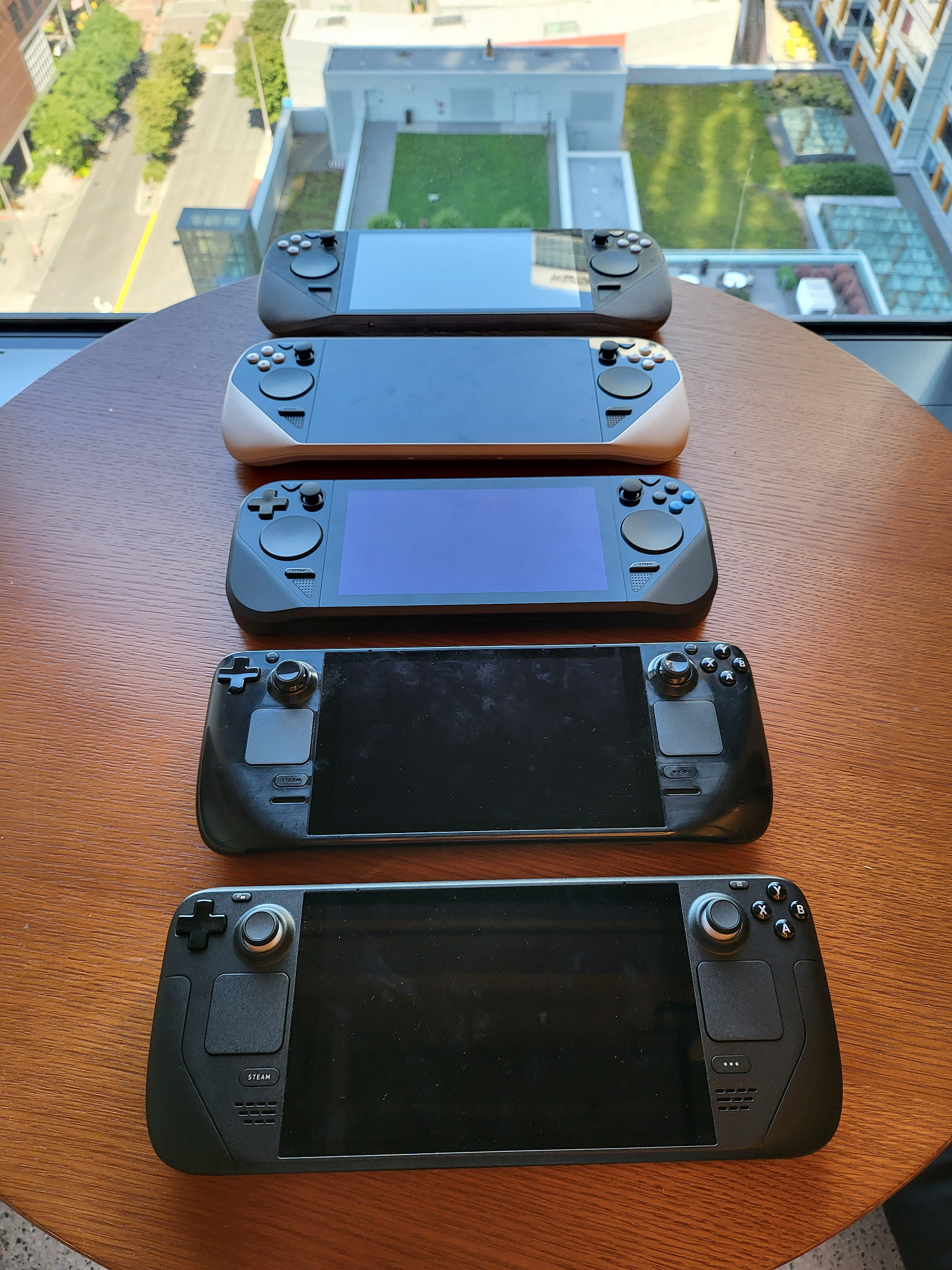 V社員工展示Steam Deck多款原型機 曾有白色與灰色款 V社員工展示Steam Deck多款原型機 曾有白色與灰色款