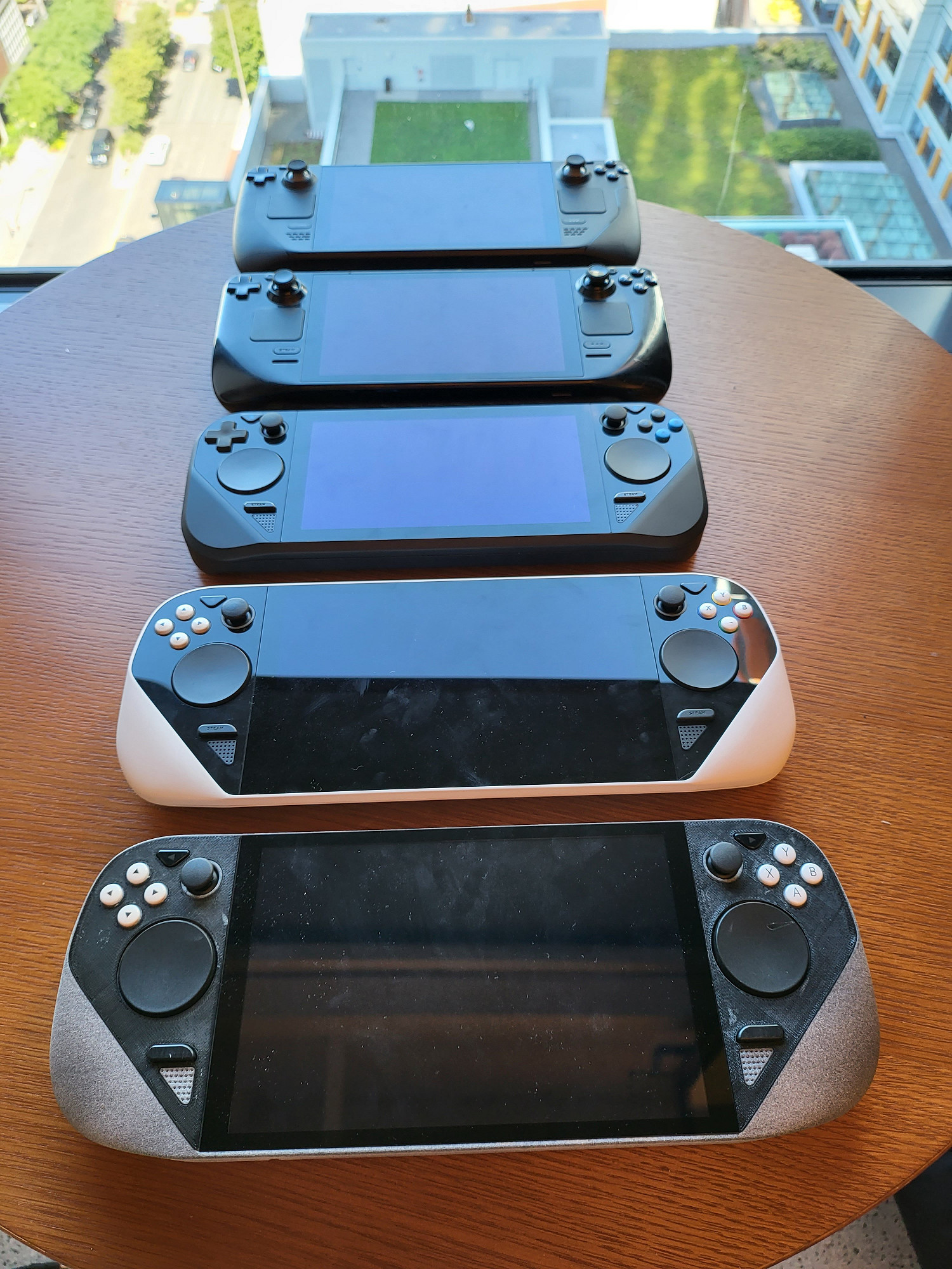 V社員工展示Steam Deck多款原型機 曾有白色與灰色款 V社員工展示Steam Deck多款原型機 曾有白色與灰色款