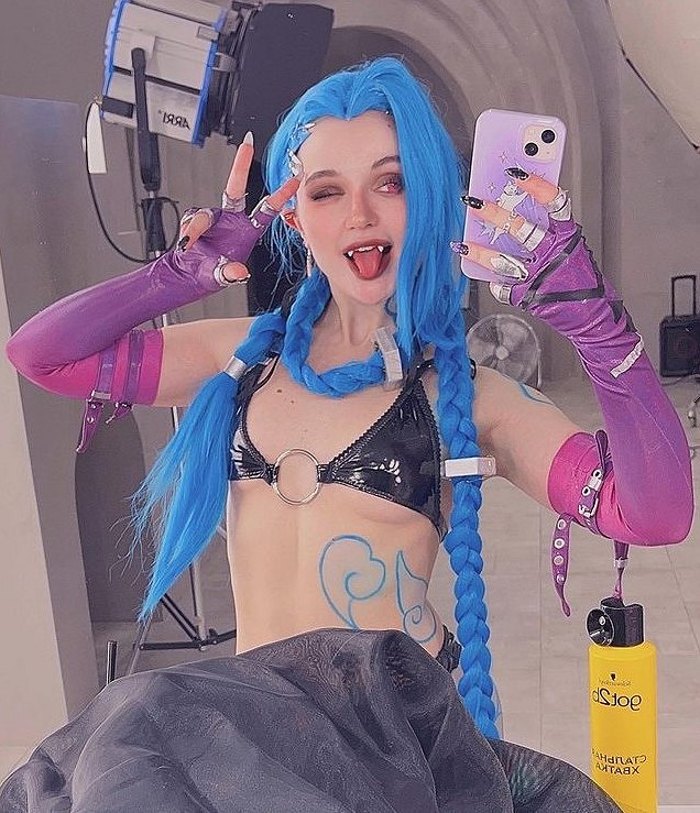 俄妹COS《LOL》金克斯：Alcoholy身材妖嬈表情浮誇！