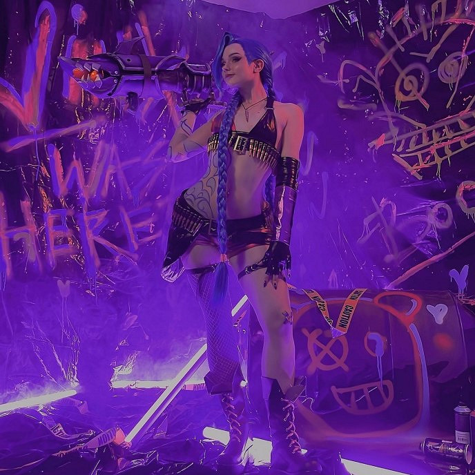 俄妹COS《LOL》金克斯：Alcoholy身材妖嬈表情浮誇！