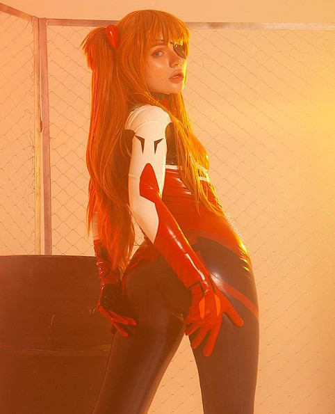 俄妹COS《LOL》金克斯：Alcoholy身材妖嬈表情浮誇！