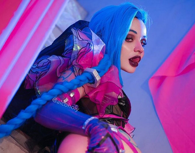 俄妹COS《LOL》金克斯：Alcoholy身材妖嬈表情浮誇！