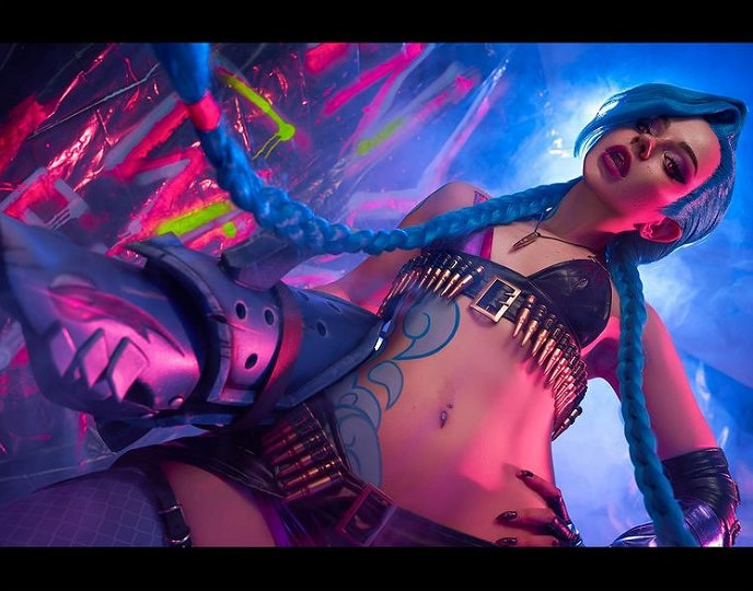 俄妹COS《LOL》金克斯：Alcoholy身材妖嬈表情浮誇！