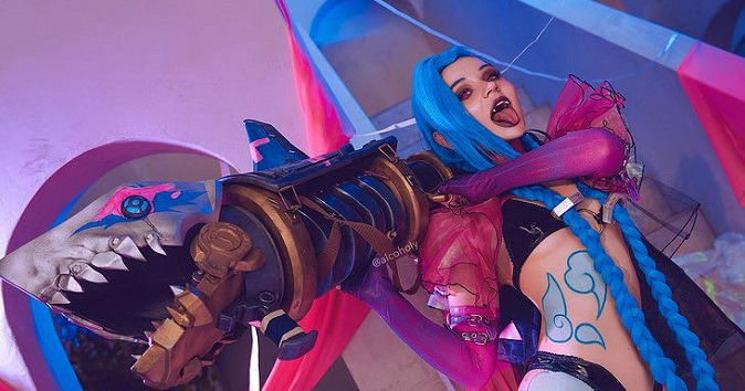 俄妹COS《LOL》金克斯：Alcoholy身材妖嬈表情浮誇！