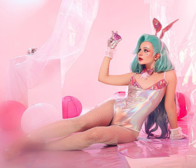 俄妹COS《LOL》金克斯：Alcoholy身材妖嬈表情浮誇！