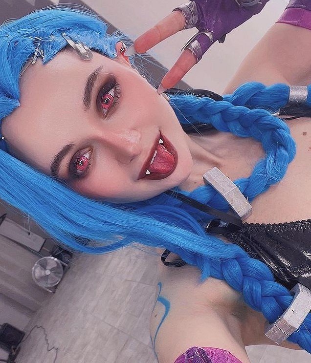 俄妹COS《LOL》金克斯：Alcoholy身材妖嬈表情浮誇！