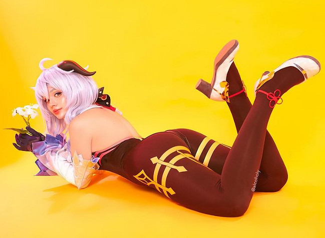 俄妹COS《LOL》金克斯：Alcoholy身材妖嬈表情浮誇！