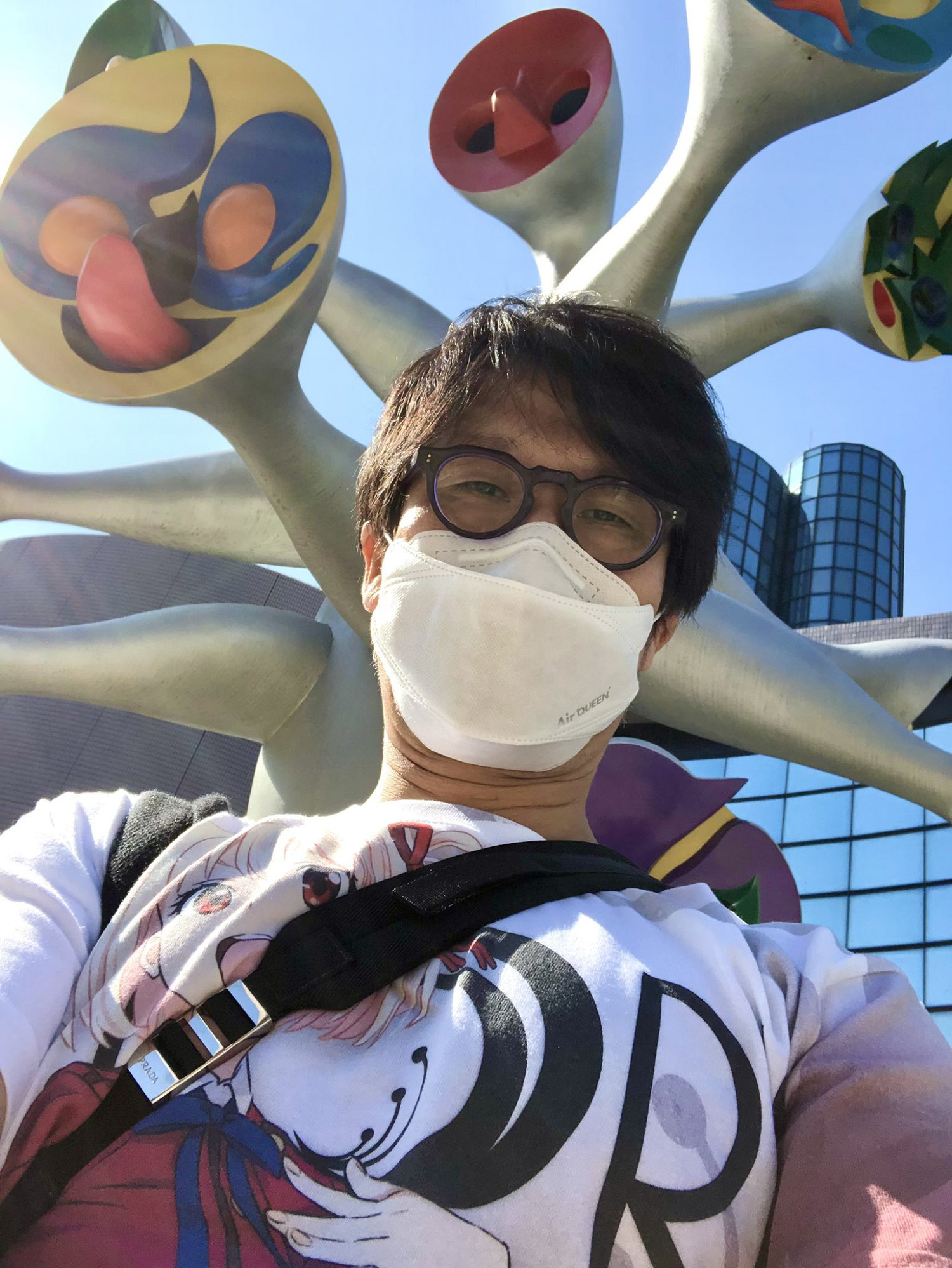 小島“秀妻”！小島秀夫入坑莉可麗絲：穿痛Ｔ宅氣爆表