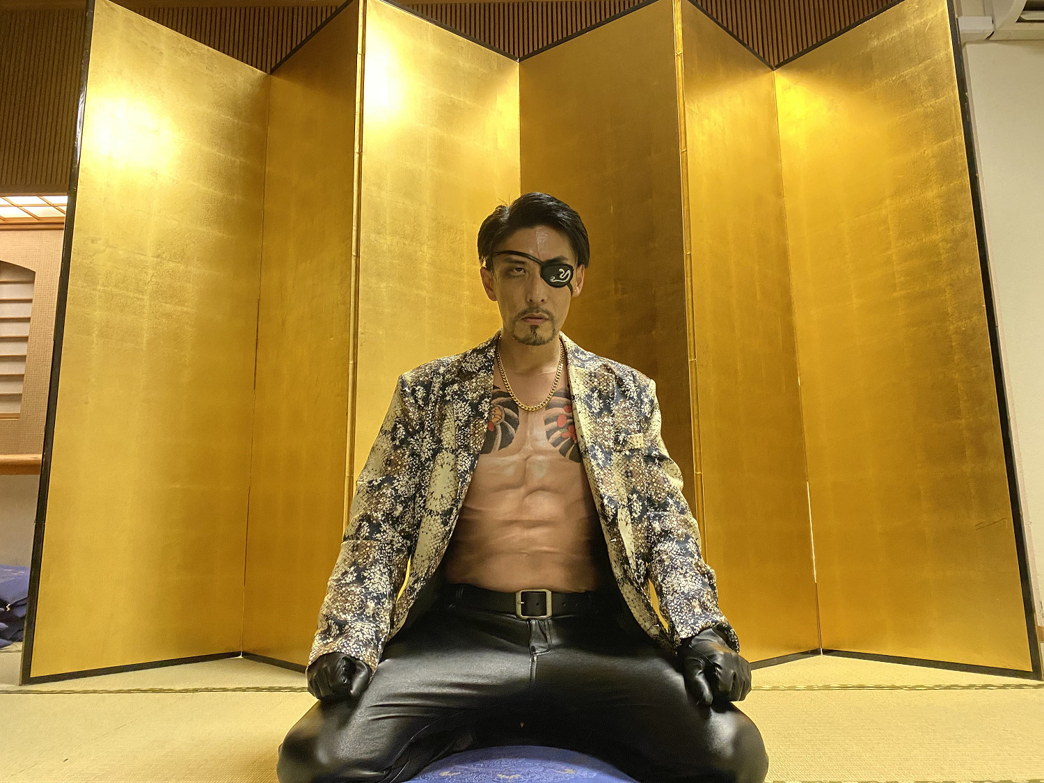 嶋野狂犬氣質拉滿！日本大叔COS《如龍》真島吾朗