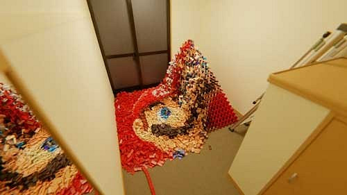 高玩真會玩 玩家打造立體金字塔多米諾推倒驚現瑪利歐