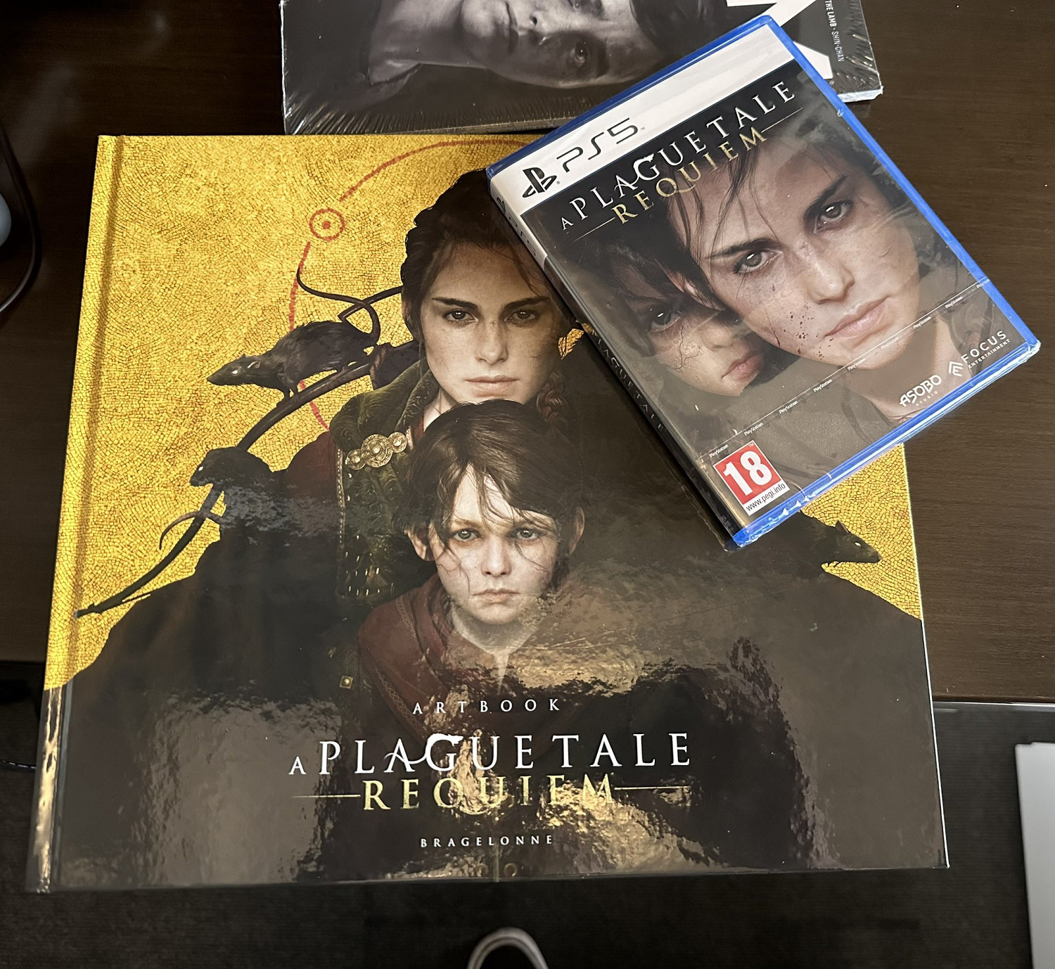 頑皮狗尼爾曬《瘟疫傳說:安魂曲》PS5版光碟和設定集 頑皮狗尼爾曬《瘟疫傳說:安魂曲》PS5版光碟和設定集