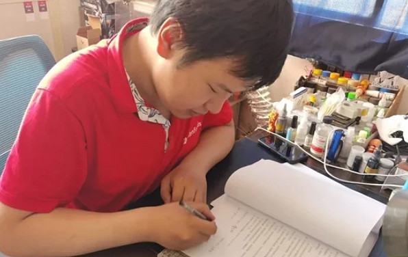 停留在25歲的電馭叛客玩家，和他找來夜之城的母親