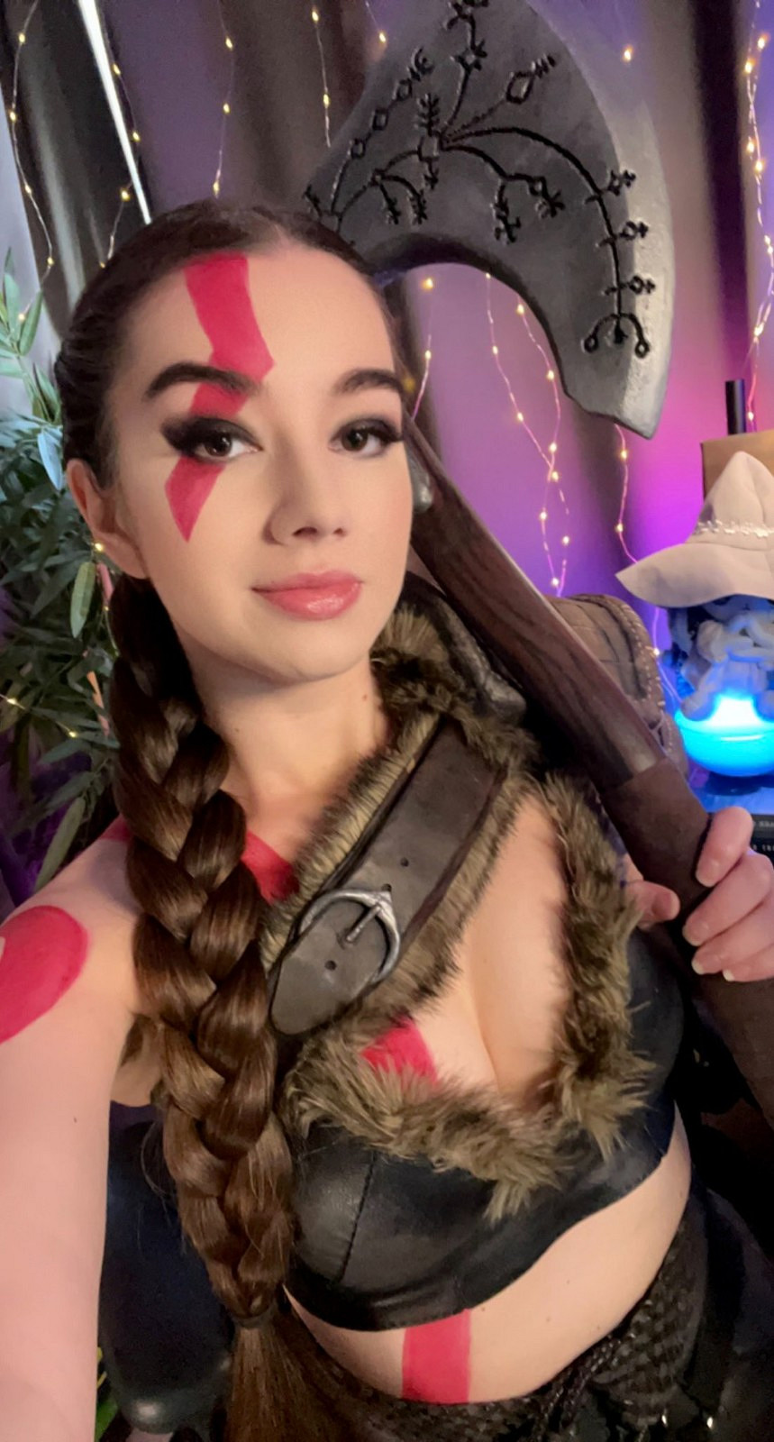 美女主播挑戰用跳舞毯玩《戰神4》 並Cos奎爺真性感