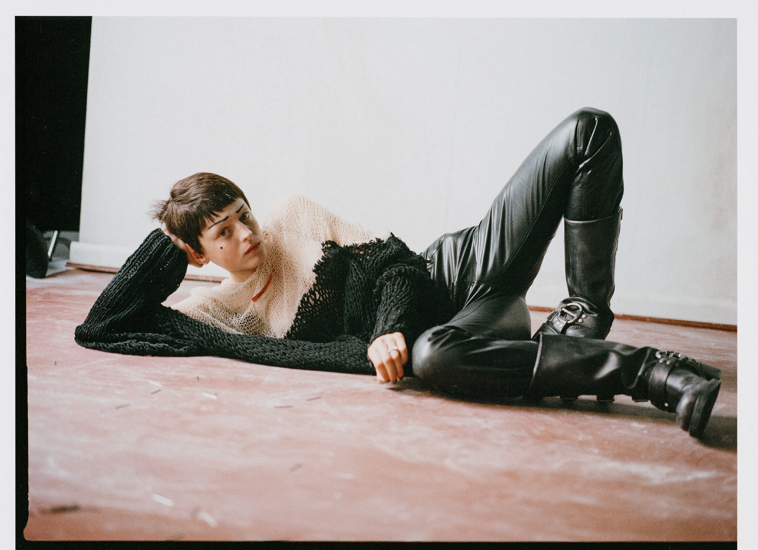 《王冠》戴安娜王妃演員曝最新雜誌 帥氣又古靈精怪